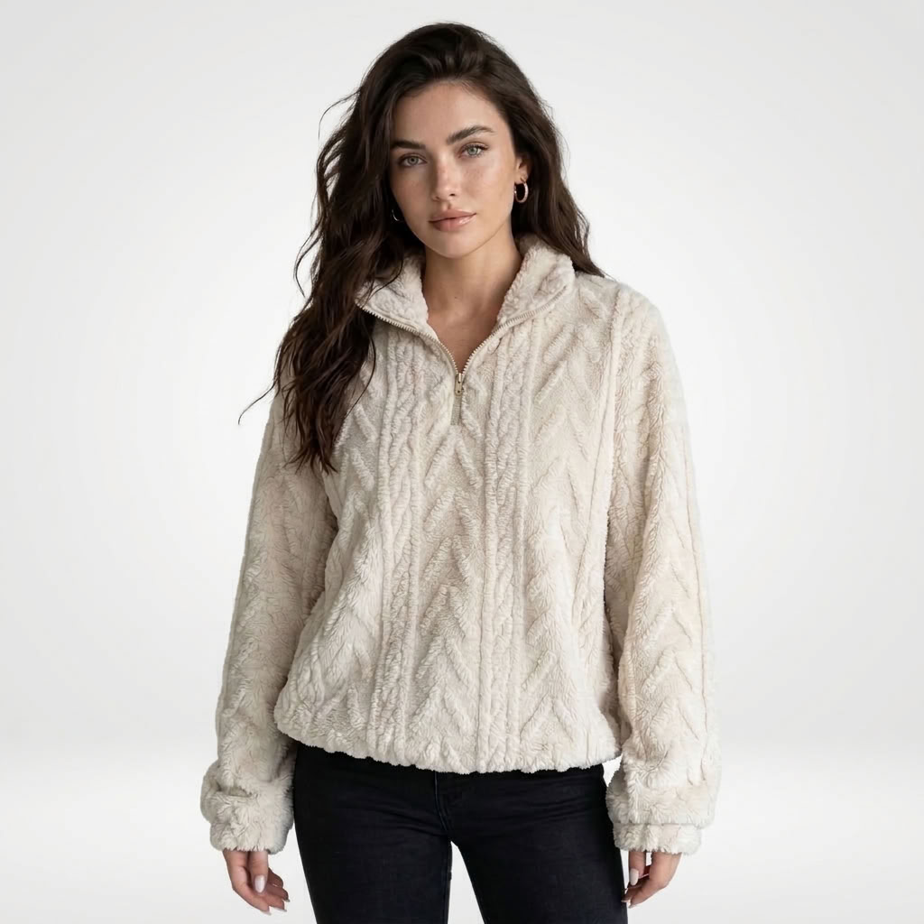 Pluszowy sweter oversize z warkoczem i zamkiem w kolorze kremowym – widok z przodu