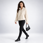 Pluszowy sweter oversize z warkoczem i zamkiem w kolorze kremowym – na modelce