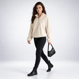 Pluszowy sweter oversize z warkoczem i zamkiem w kolorze kremowym – na modelce