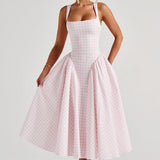 Carlena | Letnia sukienka midi w kratę podkreślająca talię i dopasowująca się do sylwetki