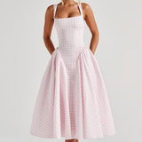 Carlena | Letnia sukienka midi w kratę podkreślająca talię i dopasowująca się do sylwetki