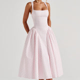 Carlena | Letnia sukienka midi w kratę podkreślająca talię i dopasowująca się do sylwetki