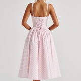 Carlena | Letnia sukienka midi w kratę podkreślająca talię i dopasowująca się do sylwetki