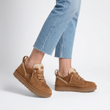 Ocieplane sneakersy na platformie z futerkiem brązowe – stylizacja