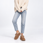 Ocieplane sneakersy na platformie z futerkiem – stylizacja z jeansami
