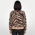 Ciepły sweter oversize w zwierzęcy wzór w kolorze beżowym – widok z tyłu