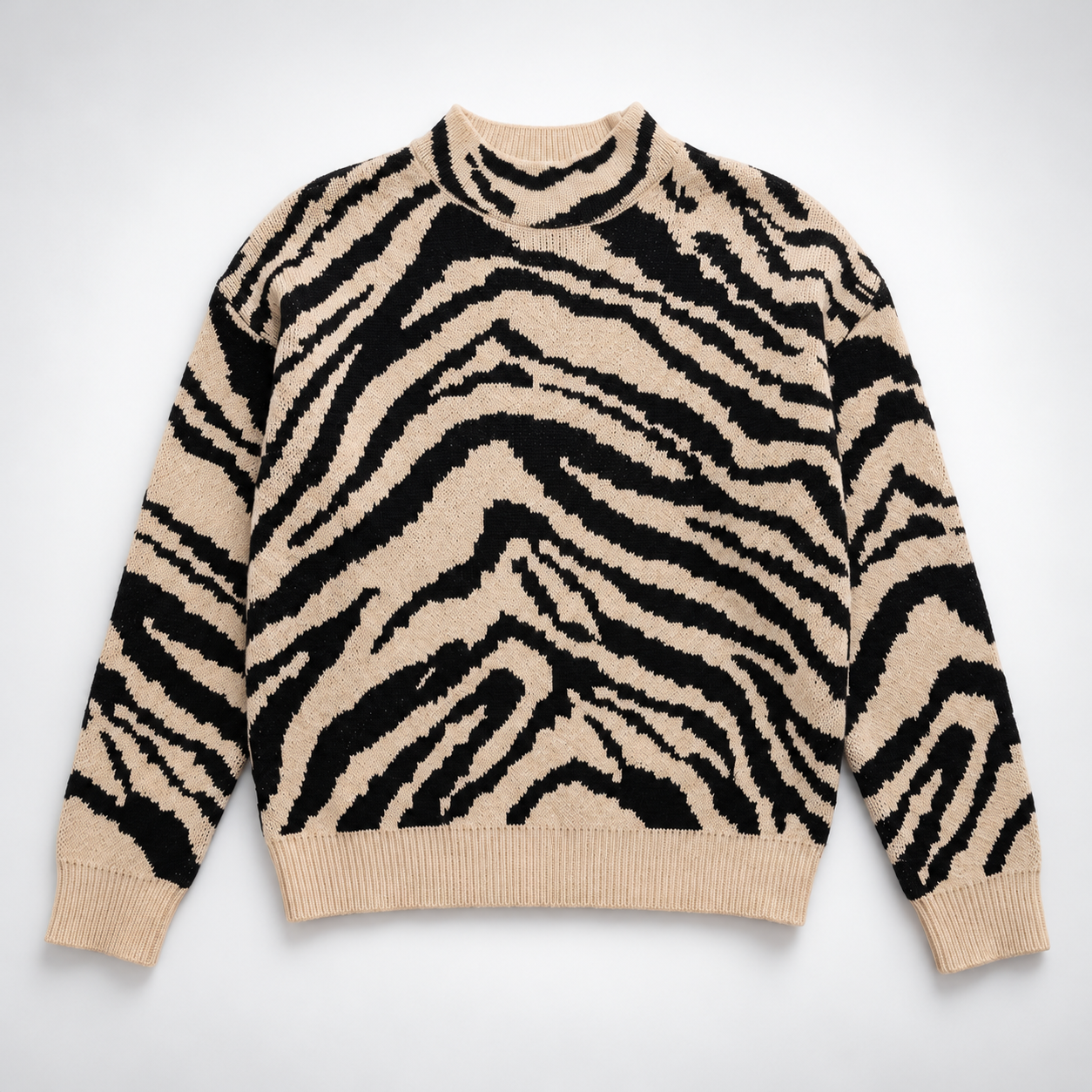 Ciepły sweter oversize w zwierzęcy wzór w kolorze beżowym – ułożony na płasko
